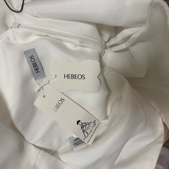 Elegant White Sleeveless Wedding Gown - Picture 4 of 4